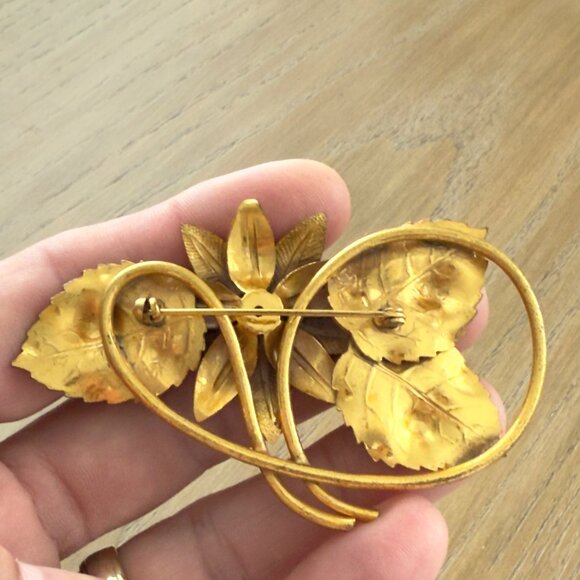 Vintage Gold Tone Metal Floral Leaf Brooch Pin Red Stone Statement Curved - Picture 9 of 9